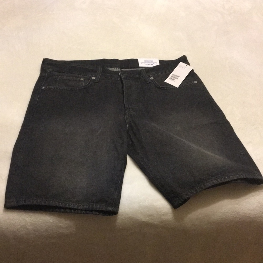 🆕 H&M Men’s black denim shorts (NWT)